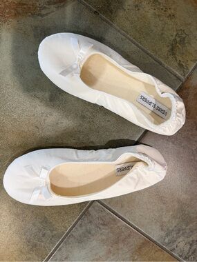 Comfortable & stylish foam slippers for wedding guest